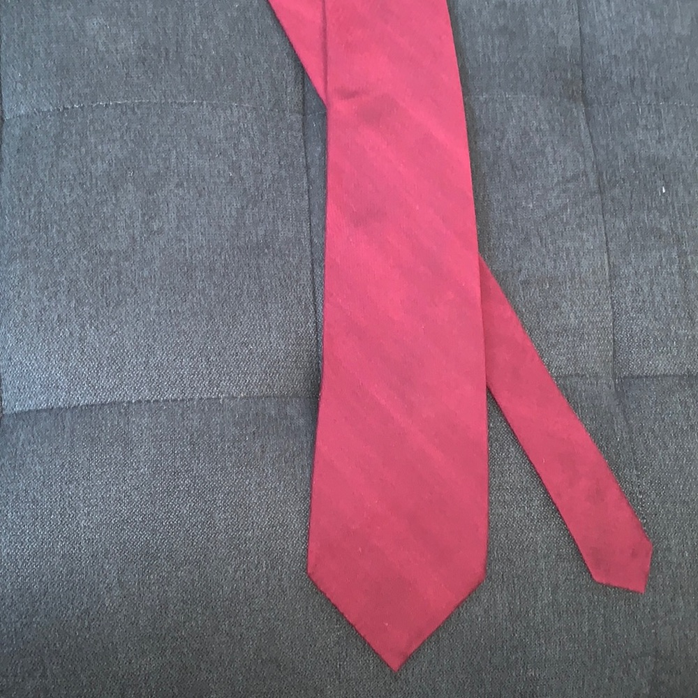Men’s tie, maroon